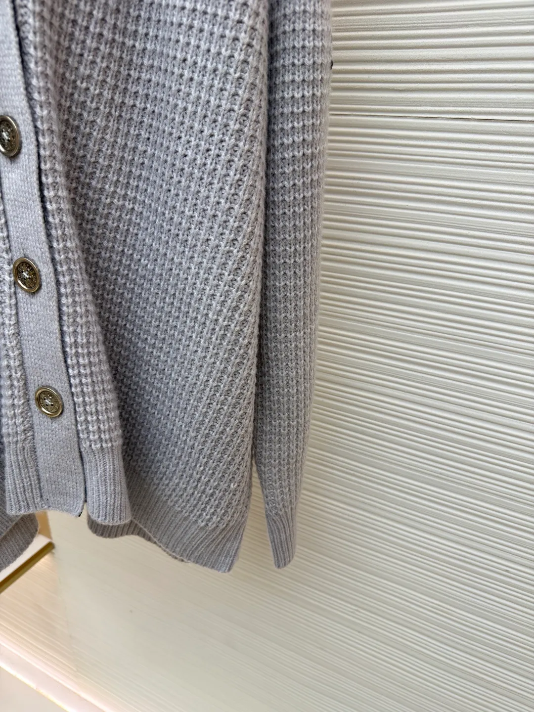Chrome Hearts waffle cashmere cardigan ●Item number: 1682053-B85 ●Fabric: cashmere fabric ●Technology: hand-sealed label making ●Color: gray ●Version: loose fit ●Weight: about 735 grams ●Size: S-M-L ●Description: Purchased from the original button counter for 52,000. The custom-spun yarn is made of 55% cashmere + 20% wool + 20% special nylon + 5% anti-pilling acrylic blended material. Customized placket and lining placket protein leather. Customized double-layer cross leather label. Customized mold opening accessories silver ornaments. With air cooler shaping + pure hand sealing label. Sewing buttons. Same style for men and women. The workmanship details are very good. The overall wiring is straight and delicate, the fabric is comfortable and soft, and the color is consistent without color difference. It can be matched with the same style to create a fashionable look and control various occasions. Customized accessories, complete with three standards, same style for men and women!